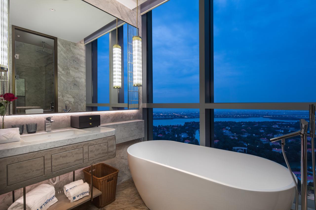 Отель Wyndham Grand Suzhou Fenhu Xinta Экстерьер фото