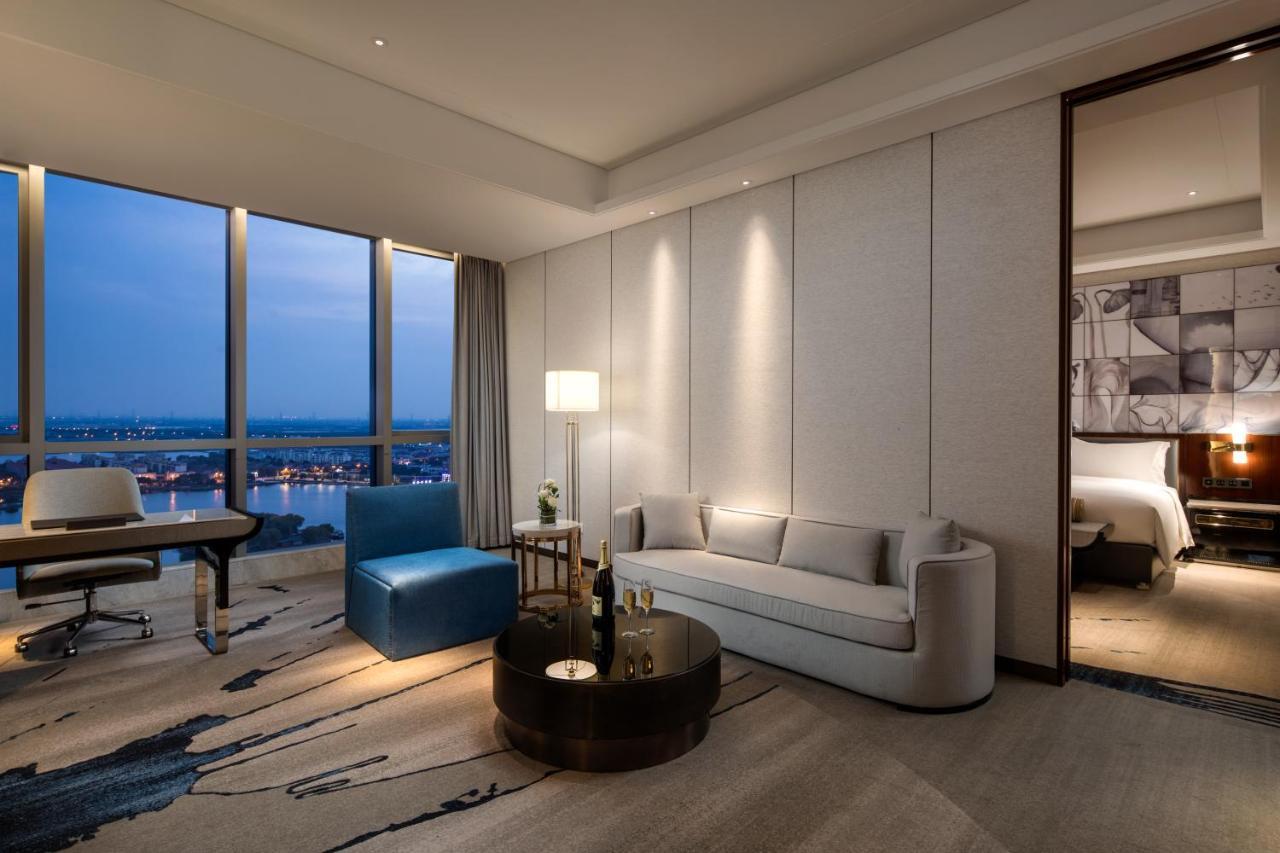 Отель Wyndham Grand Suzhou Fenhu Xinta Экстерьер фото